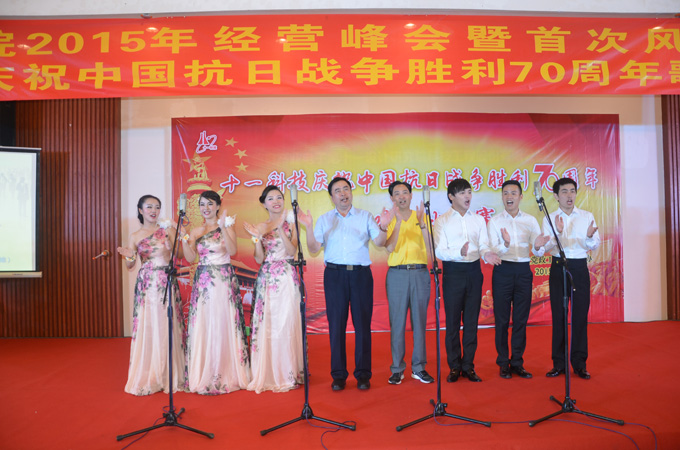 1474276029493894.jpg 5趙院長(zhǎng)與彭濤老師共同演唱《我們是一家人》.JPG