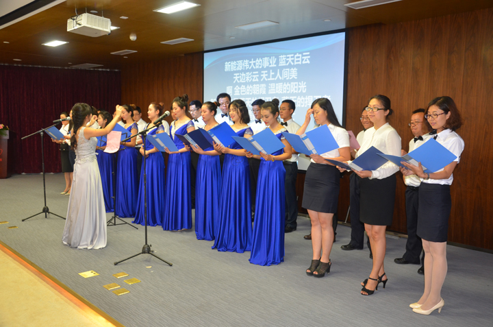 1492480245138237.jpg 1-1 2016年經(jīng)營峰會(huì)上合唱《新能源之歌》.JPG