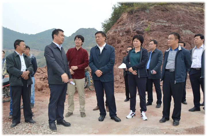 1492482376780378.jpg 鞏義市委書記袁三軍及市長孫淑芳現(xiàn)場調(diào)研鞏義興元40MW光伏項目工作.jpg