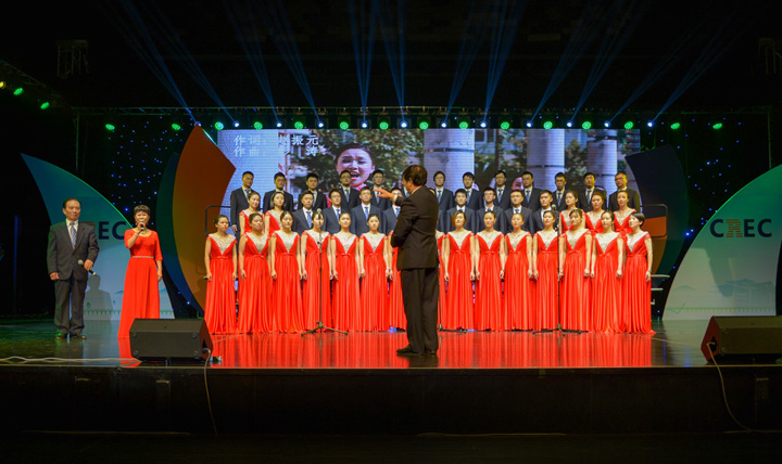 黃美珍、魏明政與華東分院合唱團(tuán)在高大陸的指揮下唱響新能源.jpg